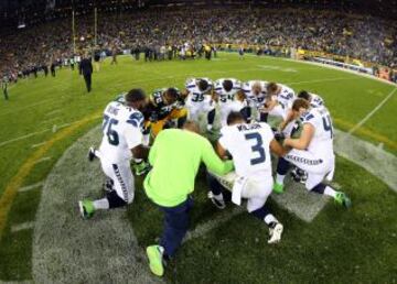 Cada uno en su casa, y Dios en la de todos. Sobre todo en la de Wilson, que dijo en enero pasado que los Seahawks habían ganado a los Packers la final de conferencia gracias a la ayuda de Dios. La declaración no le hizo mucha gracia en su momento a Rodgers, que respondió diciendo que a Dios no le debía importar demasiado quién ganaba un partido de football. Sin embargo, se ve que el quarterback de los Packers tenía la espina clavada, porque en la rueda de prensa del domingo dijo: “Creo que Dios fue aficionado de los Packers esta noche”. La NFL se pone trascendente y yo no puedo ser menos.