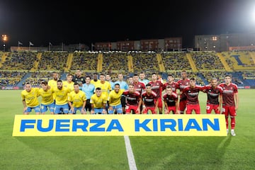 Kirian recibió un sentido homenaje. Los dos equipos posaron con esta pancarta, y en el minuto 20 el partido se paró y se le rindió una emotiva ovación. 