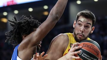 Istanbul (Turkey), 18/01/2024.- Dan Oturu (L) of Anadolu Efes in action against Willy Hernangomez (R) of Barcelona during the Euroleague basketball match between Anadolu Efes and Barcelona in Istanbul, Turkey, 18 January 2024. (Baloncesto, Euroliga, Turquía, Estanbul) EFE/EPA/ERDEM SAHIN
