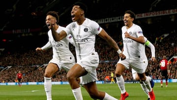 MU01. MANCHESTER (REINO UNIDO), 12/02/2019.- Presnel Kimpembe (c) del París Saint Germain celebra luego de anotar un gol durante el partido de ida por los octavos de final de la Liga de Campeones de la UEFA entre el Manchester United y el Par&iacut