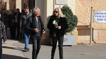 Bárbara Rey a la salida del cementerio, a 25 de noviembre de 2023, en Totana (Murcia, España).
FAMOSOS;ENTIERRO;FAMILIA;TANATORIO
José Ramón Hernando / Europa Press
25/11/2023