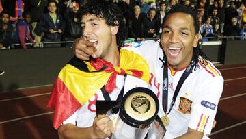   Emilio Nsue (R) and Daniel Parejo of Spain celebrates  with the trophy at the end of the UEFA Under-21 European Championship final football match Spain vs Switzerland at the Aarhus Stadium, on June 25, 2011. Spain won  2-0.AFP PHOTO/JONATHAN NACKSTRAND
 