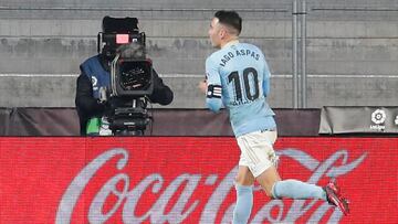 El delantero del Celta, Iago Aspas, celebra el primer gol del equipo gallego durante el encuentro correspondiente a la jornada 19 de primera división disputado hoy Domingo frente al Athletic Club en el estadio de Balaidos, en Vigo.