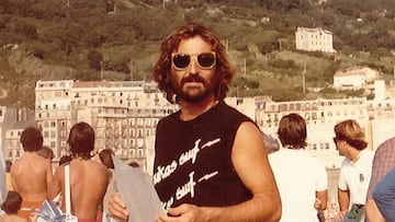 Iñigo Letamendia en San Sebastián, de joven, con gafas de sol y una camiseta de Pukas Surf