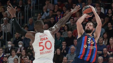 BARCELONA (ESPAÑA), 17/03/2023.- El ala-pívot del FC Barcelona Nikola Mirotic (d) lanza a canasta ante la oposición del pívot del Estrella Roja "Ben" Bentil (i), durante el partido de la jornada 29 de la EuroLiga de Baloncesto que se disputa este viernes en el Palau Blaugrana de la ciudad Condal entre el Fc Barcelona y Estrella Roja de Serbia. EFE/ Quique García
