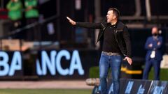 El t&eacute;cnico argentino Eduardo Coudet da indicaciones durante un partido del Celta en Bala&iacute;dos. 