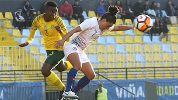 La jugadora de Chile, Maria Jose Rojas, disputa el balon contra Nothando Vilakazi de Sudafrica durante el partido amistoso en el Estadio Sausalito