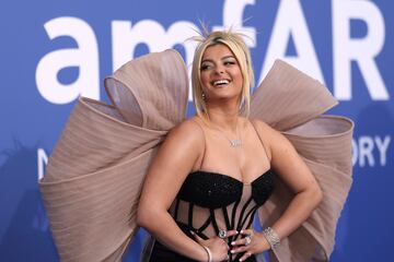 Bebe Rexha durante la alfombra roja de la gala béfica amfAR celebrada en el Hotel du Cap-Eden-Roc.