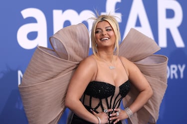 Bebe Rexha durante la alfombra roja de la gala béfica amfAR celebrada en el Hotel du Cap-Eden-Roc.