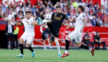 Fede Valverde ante Sergio Ramos.