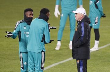 Ancelotti charla con Vinicius y Militao.