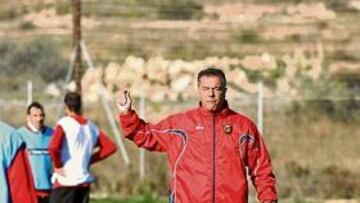 <b>EXAMEN. </b>El técnico del Nàstic de Tarragona pasa revista a Abel Resino y su equipo.