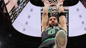 Jayson Tatum, alero de Boston Celtics, se cuelga del aro tras realizar un mate ante Chicago Bulls.