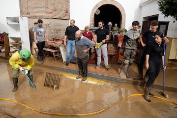 Trabajos de limpieza en el municipio de Benagarmosa, de la Axarquía, tras el paso de la DANA, en Málaga.