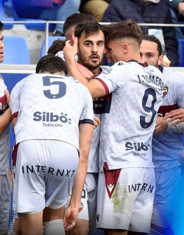 Un verdadero ejemplo de pundonor mostró Pampín en su tanto ante el Huesca. Un tanto con polémica por una posible mano previa, pero que terminó subiendo al marcador. El lateral penetró como un cuchillo en la defensa del Huesca y marcó a la segunda oportunidad, tras un primer disparo defectuoso.