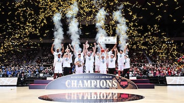 Los jugadores del Toyota Alvark Tokyo celebran la Copa Emperador.