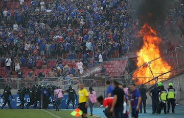 En el partido entre Universidad de Chile e Internacional de Brasil de la segunda fase de la Copa Libertadores se produjeron incidentes tanto dentro como fuera del estadio. En el minuto 83, cayeron varios proyectiles a la cancha lanzados por ultras de la 'U'. Pese al incendio en la tribuna el colegiado decidió continuar el partido. 