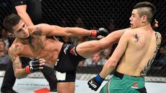 Sergio Pettis pega una patada a Brandon Moreno durante el ufc Fight Night 114 en Ciudad de M&eacute;xico.