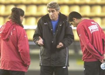 Manuel Pellegrini con Juan Pablo Sorín y Juan Román Riquelme. A ambos los sacó del Villarreal por problemas internos.