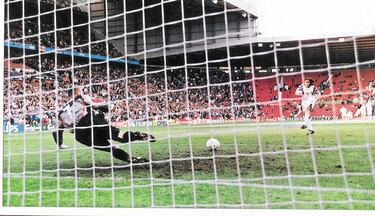 La selección francesa disputó dos tandas de penaltis en el mismo torneo. En cuartos de final fue capaz de superar la tanda y vencer a Países Bajos tras empatar a cero en el partido. Seedorf fallaba para los tulipanes. En semifinales tampoco fueron capaces de anotarle un gol a la República Checa y en esta ocasión cedieron desde el punto de penalti. Pedros, que no había lanzado en la anterior, erraba y así privaba a su equipo de repetir la hazaña en los penaltis.   