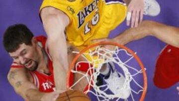 <b>PODEROSO. </b>Pau Gasol se eleva por encima de Brad Miller y Luis Scola para anotar ante la atenta mirada de su compañero Ratliff.