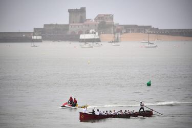 
La llama olímpica transportada a bordo de una trainera, embarcación tradicional vasca,  durante el relevo de la antorcha cerca del Fuerte de Socoa (visto desde atrás) en el puerto de San Juan de Luz, suroeste de Francia, el 20 de mayo.