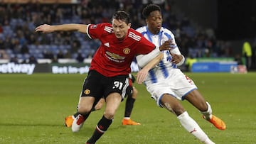 Matic (izquierda), ante el Huddersfield en FA Cup.