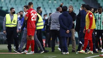 Lopetegui y Pellegrini siempre han sido unos entrenadores de carácter tranquilo, sin embargo, el último derbi sevillano les hizo saltar. Después de la suspensión del partido por el `palazo´ a Joan Jordán, el beticismo acusó a Lopetegui de ser el instigador para la suspensión. Precisamente, al día siguiente cuando se reanudó el partido, se pudo ver a ambos charlando y sus gestos mostraron un claro desacuerdo, por momentos dio la sensación de que la discusión subía de tono y tuvieron que ser separados. Veremos si la discusión tiene más recorrido público o se quedó en un calentón postpartido.