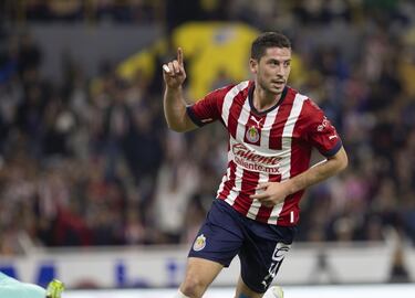 Santiago Ormeño negocia su llegada a Puebla, de no cerrarse se queda en Chivas