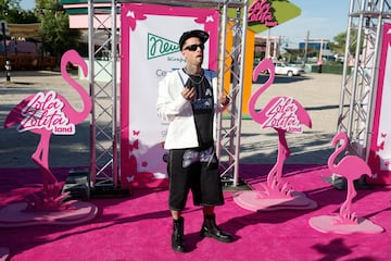 Maikel Delacalle, rapero y cantante canario posando en la alfombra rosa.