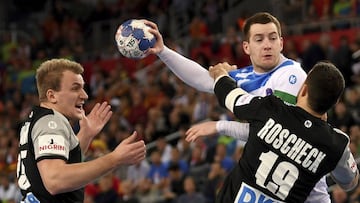 Germany's Bastian Roscheck, right, challenges Slovenia's Miha Zarabec as Julius Kuehn, left, looks on during the handball European Championships preliminary round match between Germany and Slovenia in the Arena in Zagreb, Croatia, Monday Jan. 15