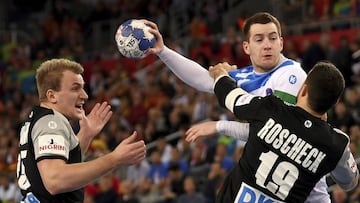 Germany&#039;s Bastian Roscheck, right, challenges Slovenia&#039;s Miha Zarabec as Julius Kuehn, left, looks on during the handball European Championships preliminary round match between Germany and Slovenia in the Arena in Zagreb, Croatia, Monday Jan. 15