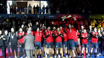 BENIDORM (ALICANTE), 07/01/2023.- Los jugadores de España con el trofeo tras vencer este sábado, en el Torneo internacional de balonmano disputado en Benidorm. EFE/ Morell