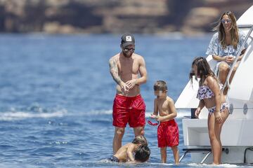 La familia Messi-Roccuzzo disfruta de unas id¨ªlicas vacaciones a bordo de un c¨®modo barco por las costas de las Islas Pitiusas.