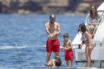 La familia Messi-Roccuzzo disfruta de unas idílicas vacaciones a bordo de un cómodo barco por las costas de las Islas Pitiusas.