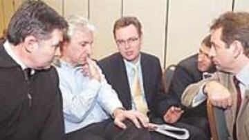 <b>DERROTADOS. </b>Rafel Niubó (sin chaqueta), junto al abogado Dupont (con gafas) y otros asistentes.