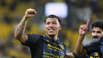 Roger Martínez marca en duelo ante Jhon Durán