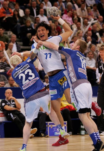 Este gigante de 2,03 pasa  la estrella del balonmano de Corea del Sur. De 46 años, su carrera profesional prácticamente se desarrolló en Alemania y con el Hamburgo ganó una Recopa. Es aún el máximo goleador histórico de la Bubdesliga. Con su npaís conquistó tres veces el campeonato asiático, y fue el abanderado olímpico en los Juegos de 2012.
