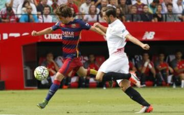 Sergi Roberto controla el balón ante Krychowiak.