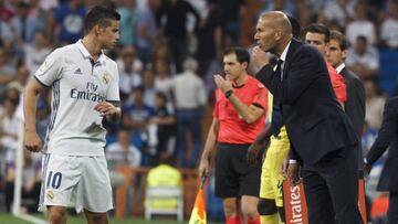 James Rodr&iacute;guez escuchando instrucciones de Zidane.
 