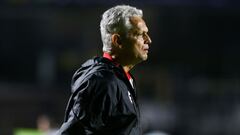 Reinaldo Rueda durante un partido de Chile.