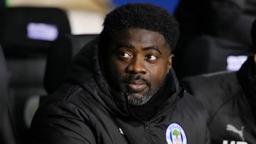 Kolo Touré, durane su etapa como entrenador del Wigan Athletic.