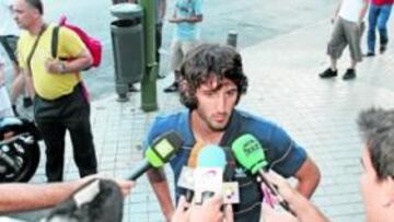 <b>YA ES BLANCO. </b>Granero acudió ayer al Bernabéu y atendió a los medios de comunicación.