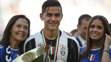 Dybala, posando con la copa de la Serie A y su familia.