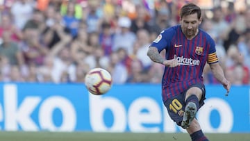 Messi, tirando una falta.