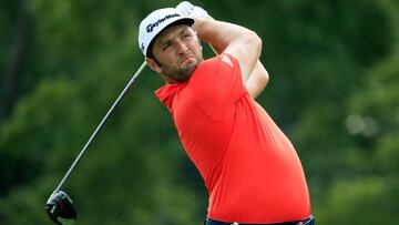 Jon Rahm golpea una bola durante el PGA Championship en el Bellerive Country Club de St. Louis, Missouri.