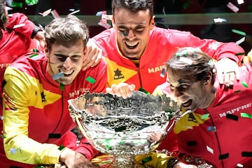 Pablo Carreño, el español Roberto Bautista y el español Rafael Nadal posan con el trofeo después de ganar el último partido de tenis entre Canadá y España en la Copa Davis Madrid Finals 2019 en Madrid.