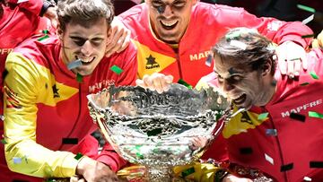 Pablo Carreño, Roberto Bautista y Rafael Nadal, con el trofeo después de ganar a Canadá en la final de la Copa Davis 2019.