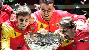 Pablo Carreño, el español Roberto Bautista y el español Rafael Nadal posan con el trofeo después de ganar el último partido de tenis entre Canadá y España en la Copa Davis Madrid Finals 2019 en Madrid.