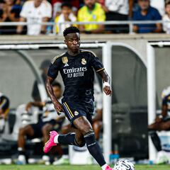 Aprobados y suspensos del Real Madrid: el naufragio defensivo opaca a un Vinicius sublime